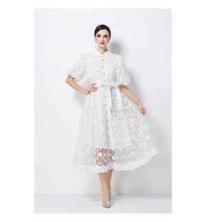 Midi-Kleid aus 3D-Blumenstrick mit Taillenbund – Weiss