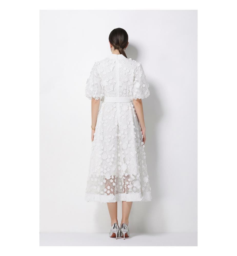 Midi-Kleid aus 3D-Blumenstrick mit Taillenbund – Weiss