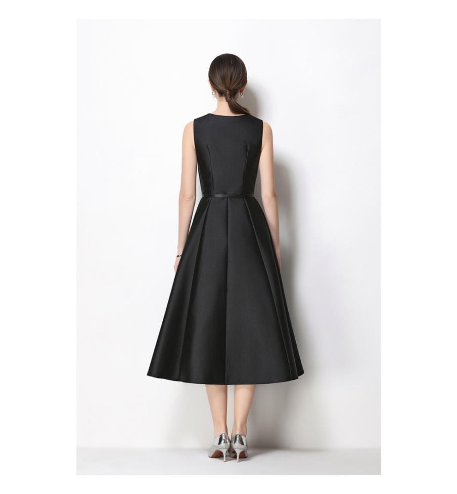 Ärmelloses Midi-Kleid aus Satin mit Taillenbund – Schwarz