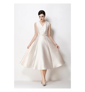 Ärmelloses Midi-Kleid aus Satin mit Taillenbund – Elfenbein