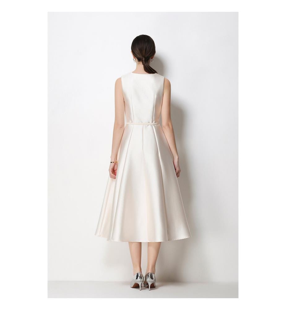 Ärmelloses Midi-Kleid aus Satin mit Taillenbund – Elfenbein
