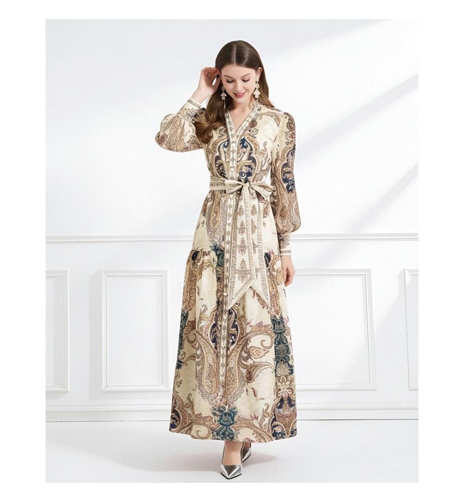 Langes Chiffonkleid mit Gürtel „Regal Paisley“ – Braun