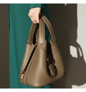 Premium Eimertasche aus genarbtem Leder - Taupe