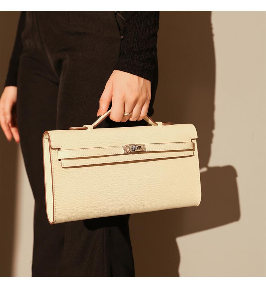 Strukturierte Clutch aus Saffiano-Leder - Elfenbein