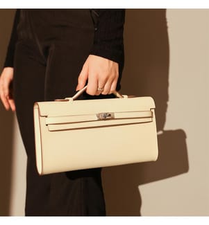 Strukturierte Clutch aus Saffiano-Leder - Elfenbein