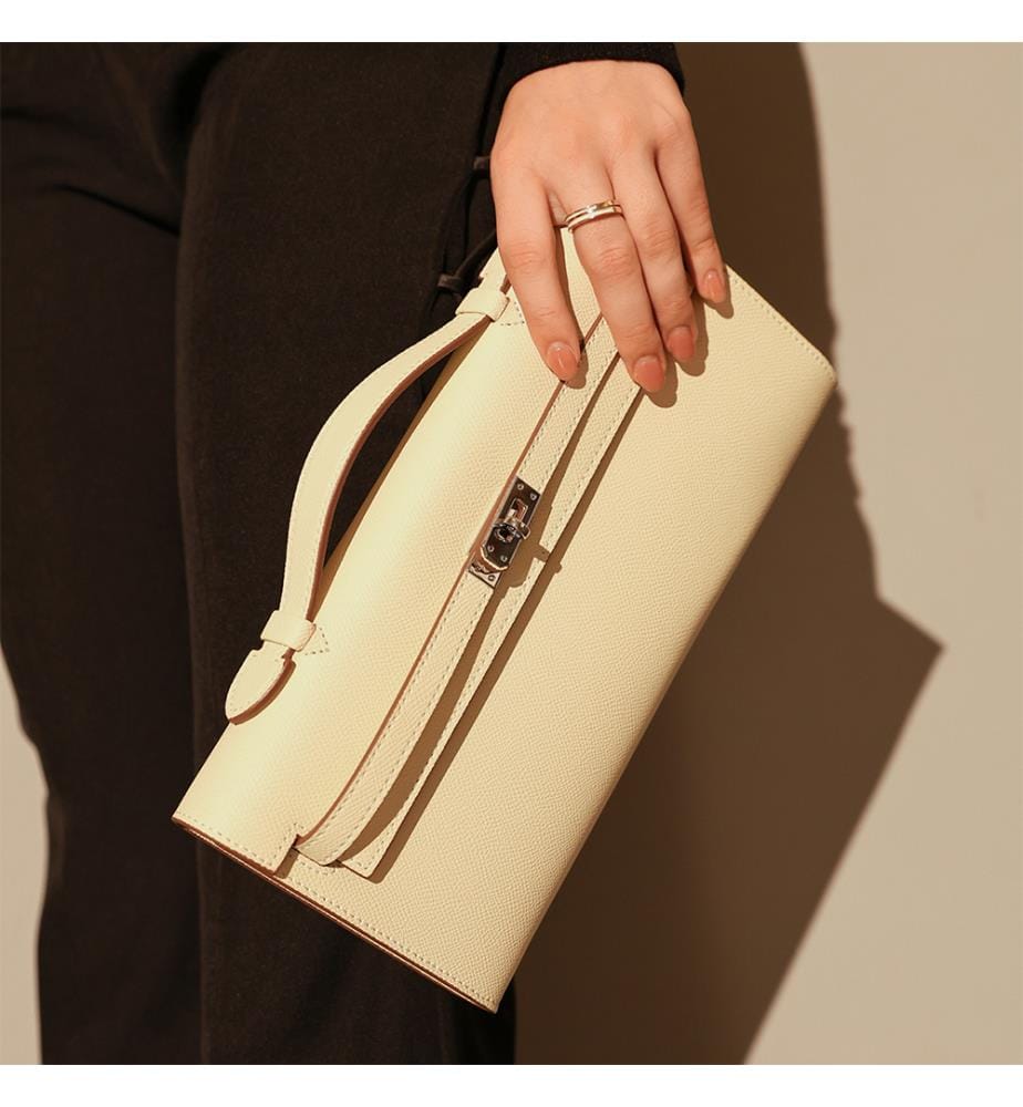 Strukturierte Clutch aus Saffiano-Leder - Elfenbein