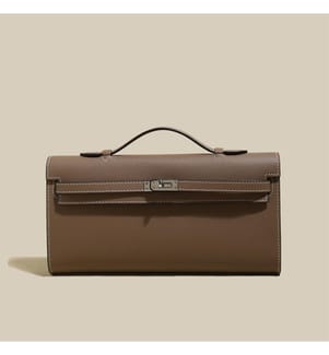 Strukturierte Clutch aus Saffiano-Leder - Taupe