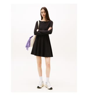 Ausgestelltes Kleid mit langen Ärmeln - Schwarz