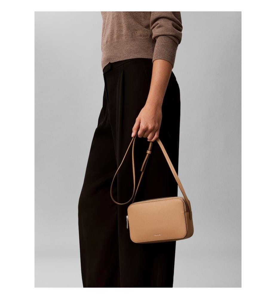 Lange Kameratasche mit Metallic-Logo – Beige