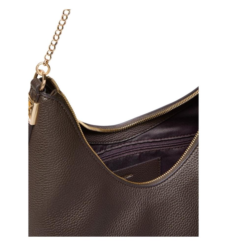 Schultertasche mit genarbter Oberfläche und charakteristischem Detail – Schwarz