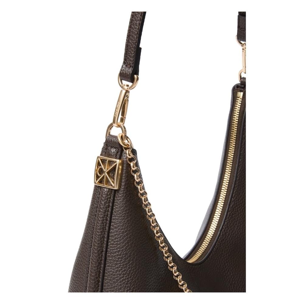 Schultertasche mit genarbter Oberfläche und charakteristischem Detail – Schwarz