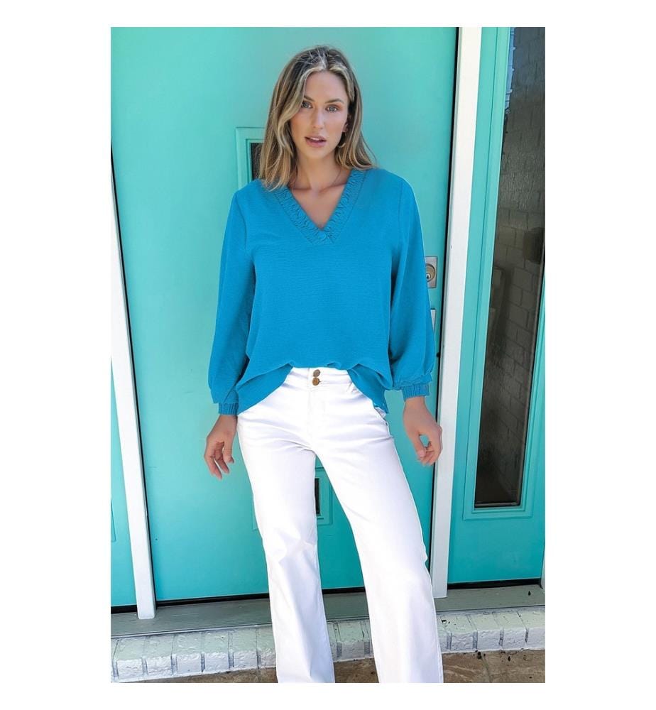 Knitterbluse mit Rüschen und V-Ausschnitt - Hellblau