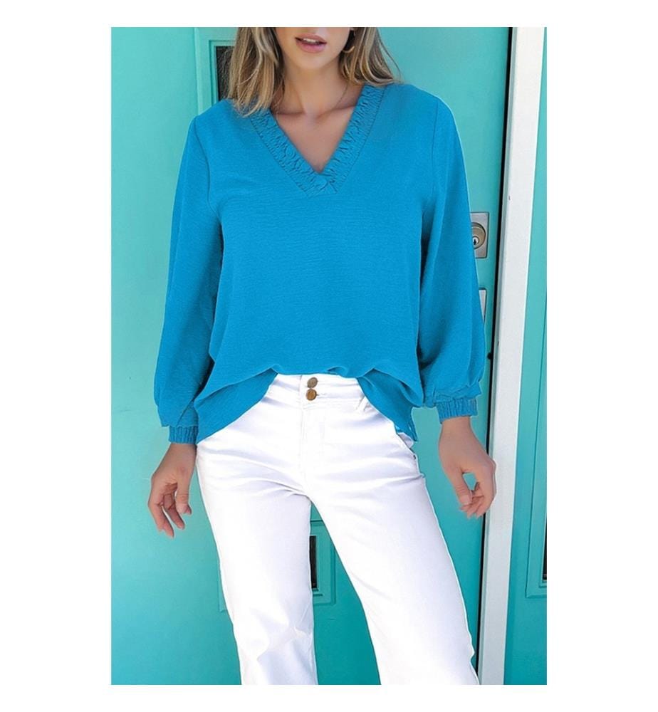 Knitterbluse mit Rüschen und V-Ausschnitt - Hellblau