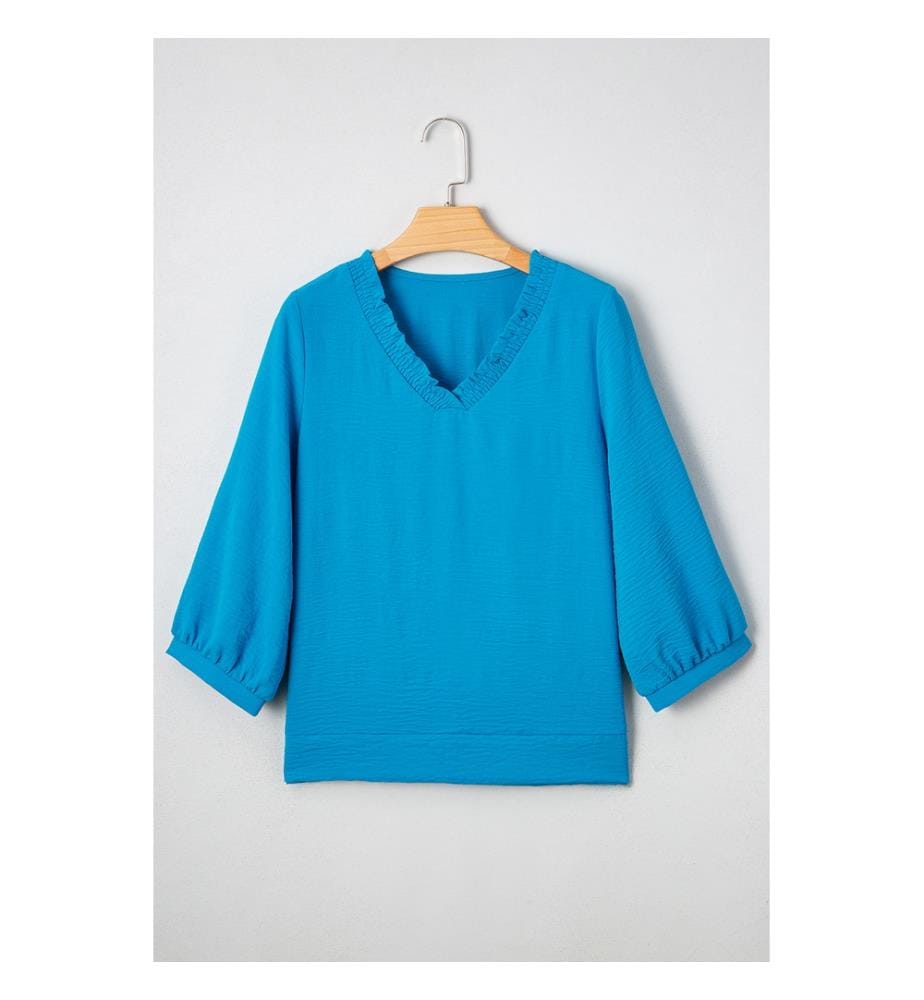 Knitterbluse mit Rüschen und V-Ausschnitt - Hellblau