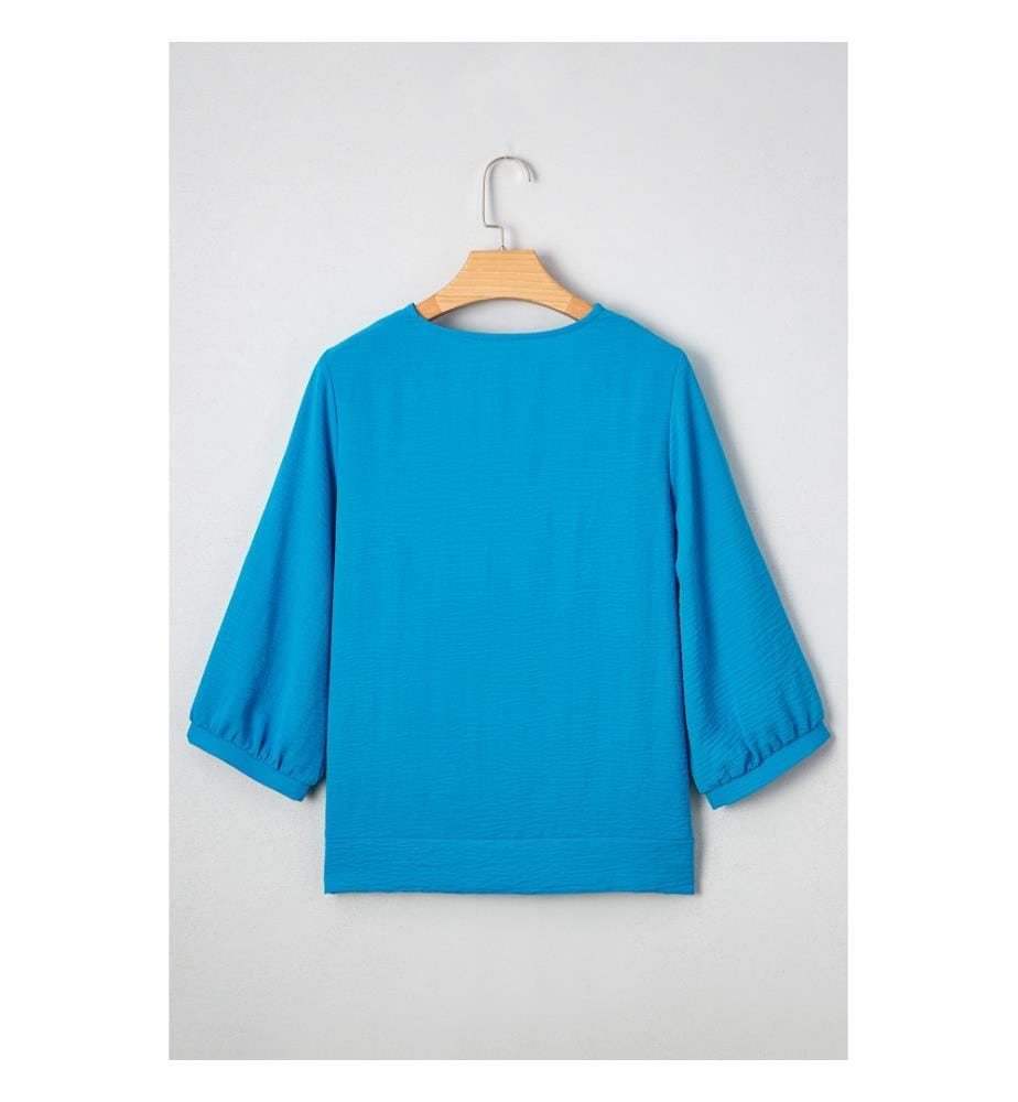 Knitterbluse mit Rüschen und V-Ausschnitt - Hellblau