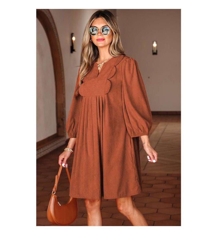 Kurzes Kleid Aus Geripptem Samt Plissiert Mit Armband Ärmeln Und Geschlitztem Kragen, Festlichen Details - Cinnamon