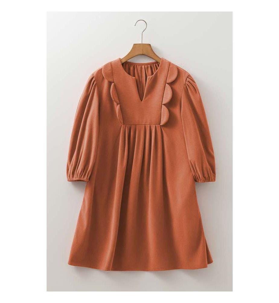 Kurzes Kleid Aus Geripptem Samt Plissiert Mit Armband Ärmeln Und Geschlitztem Kragen, Festlichen Details - Cinnamon