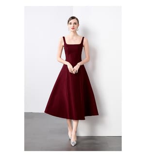 Langes, ausgestellt geschnittenes Ballerina-Kleid mit breiten Trägern – Weinrot