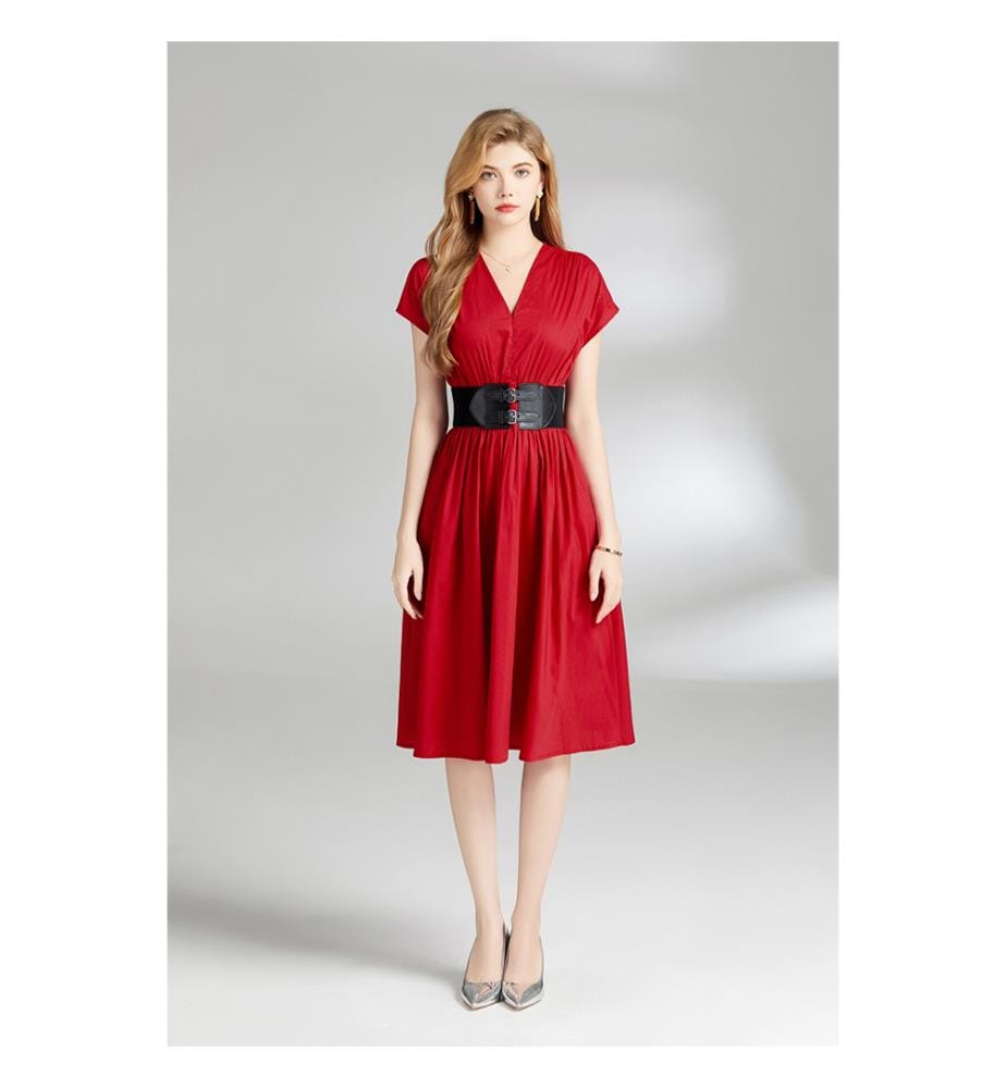 Kleid mit tailliertem Schnitt und tiefem Ausschnitt – Rot