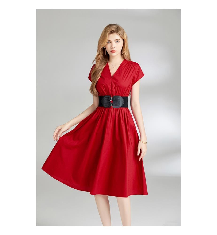 Kleid mit tailliertem Schnitt und tiefem Ausschnitt – Rot
