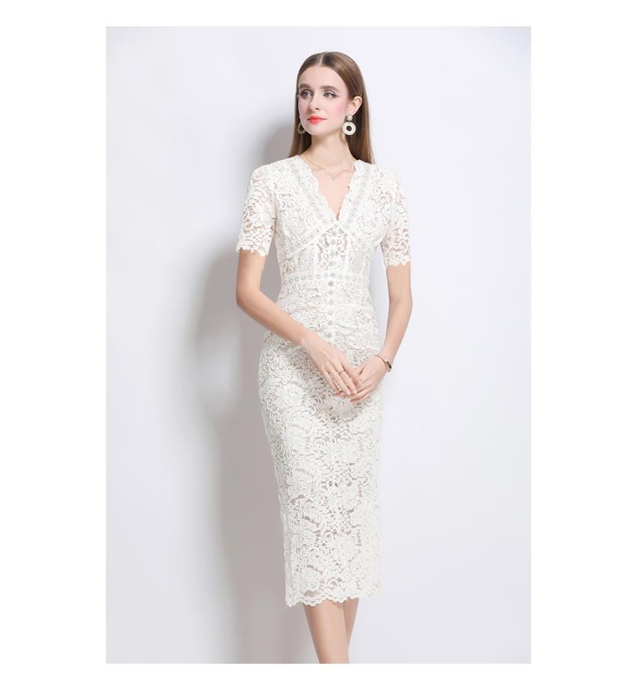 Figurbetontes „Donna“-Kleid aus Spitze mit Ausschnitten und integriertem Unterrock – Weiss