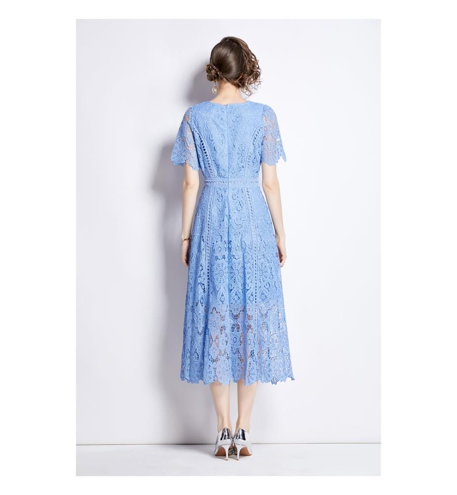 Elegant midi dress with an A-line silhouette in lace - Blue