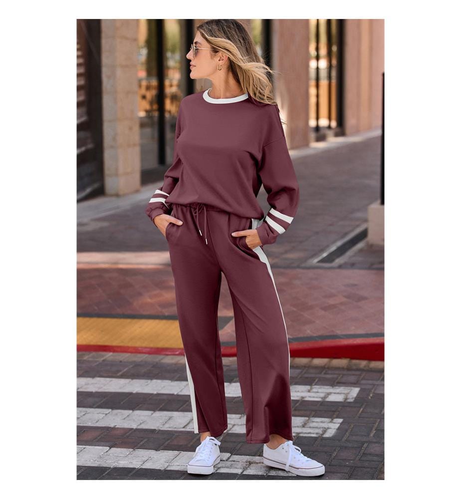 Set aus Pullover mit universitären Streifen in Mineralrot, Puffärmeln, Patchwork-Einsätzen, Kordelzug und weiter Hose