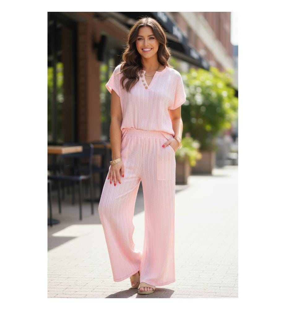 Top henley a maniche corte rosa chiaro e pantaloni a gamba larga con tasche - Rosa chiaro