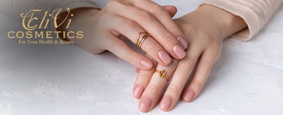 Neues Nagelset in der natürlichen Farbe Nude